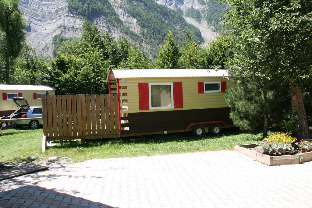 Camping Le Colporteur Hotel Le Bourg-dʼOisans Екстериор снимка